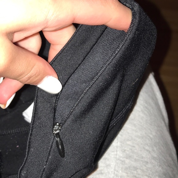 Black leggings with zip pocket in back waist - Picture 3 of 3